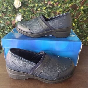 Navy Blue Clogs Tooled Floral Easy Street Origin Comfort Slip On Women Sz 7 New